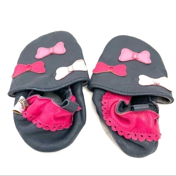 6/$20 ⭐️ 𝅺Black Bow Accented Leather Baby Shoes US 18-24M - Picture 2 of 3